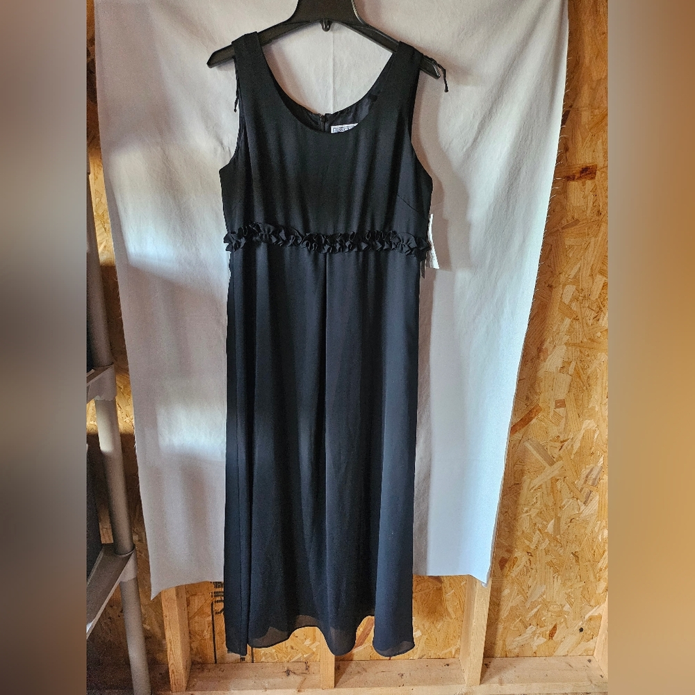 NWT Black Jessica Howard Petite 12P maxi dress with ruffle detailing